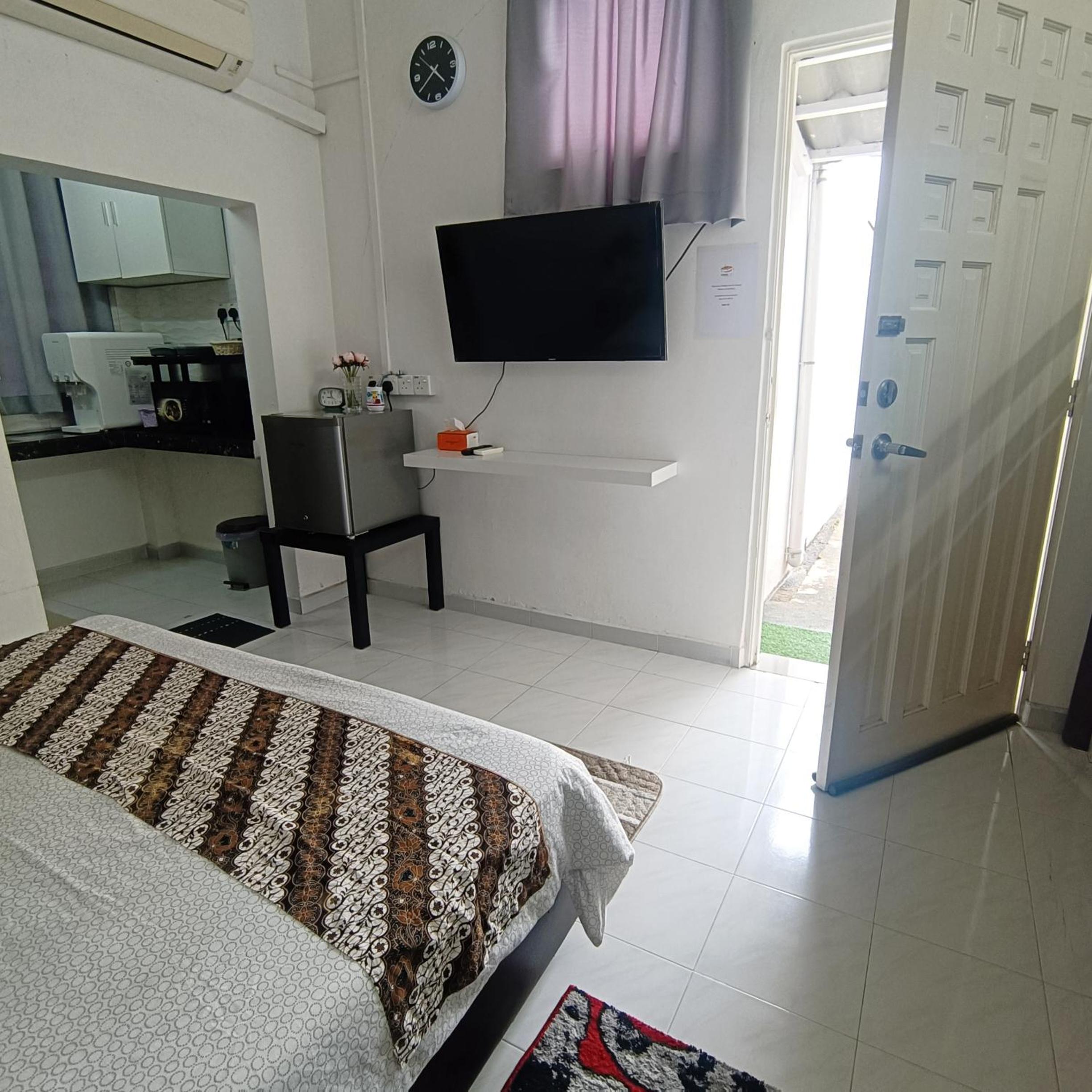 Canal Deluxe Private Room with Pool Access photo 7