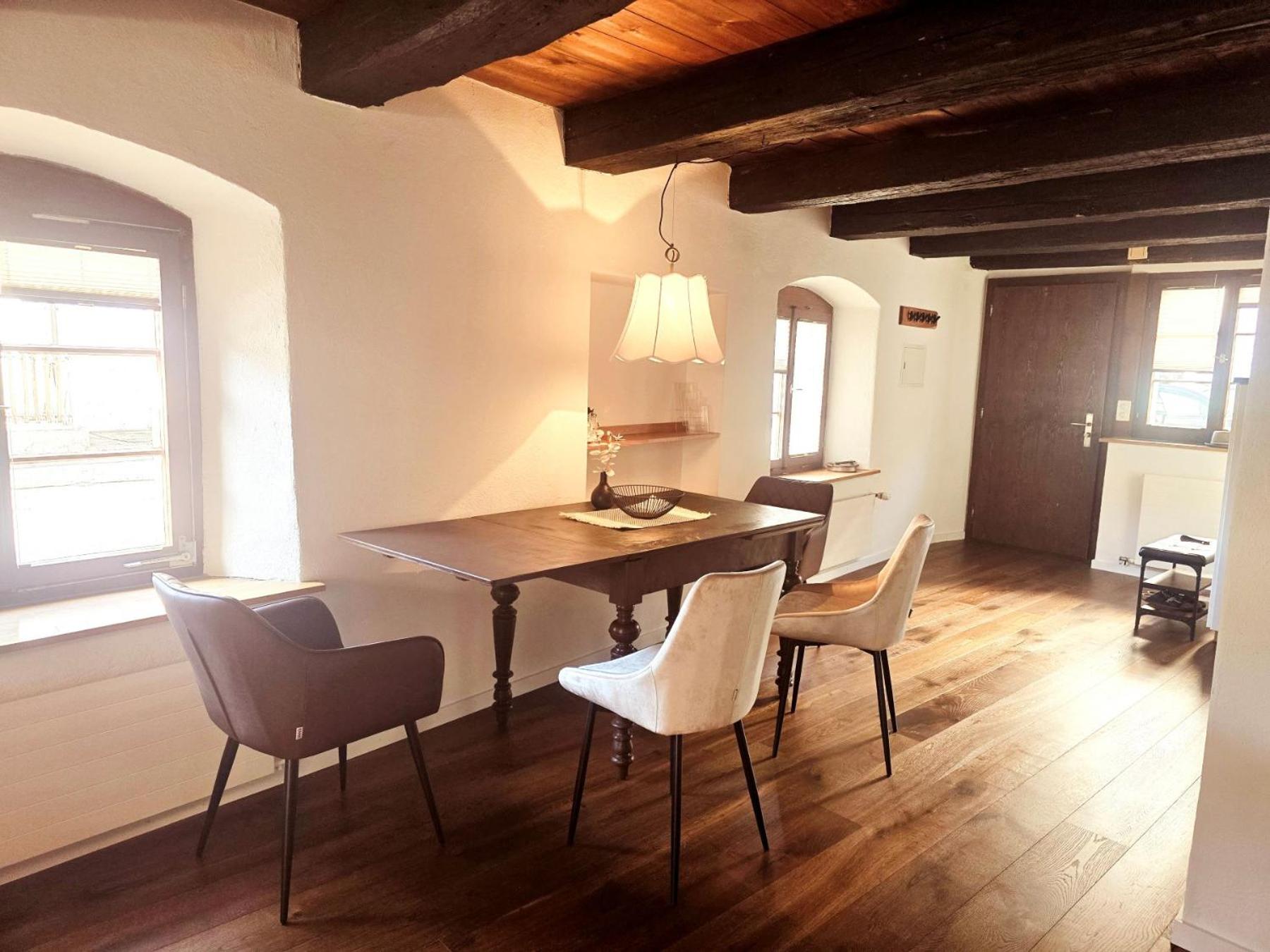 Chalet Happy Cow - Top Lage nähe Bodensee, Rheinfall, Schaffhausen & Zürich - Ländliche Idylle mit Privat-Parkplatz und viel Komfort - 120m2 - 3 Stockwerke