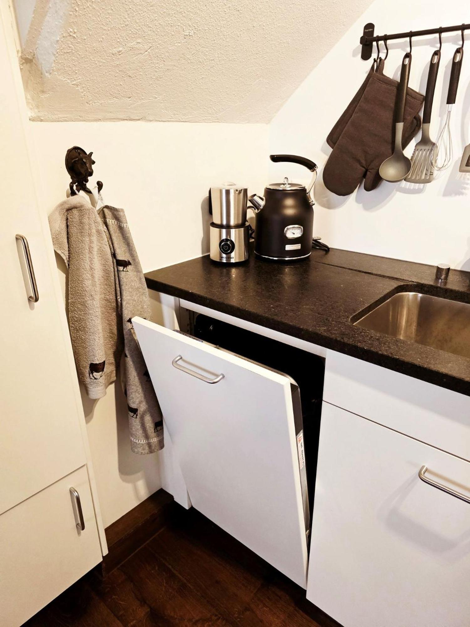 Chalet Happy Cow - Top Lage nähe Bodensee, Rheinfall, Schaffhausen & Zürich - Ländliche Idylle mit Privat-Parkplatz und viel Komfort - 120m2 - 3 Stockwerke