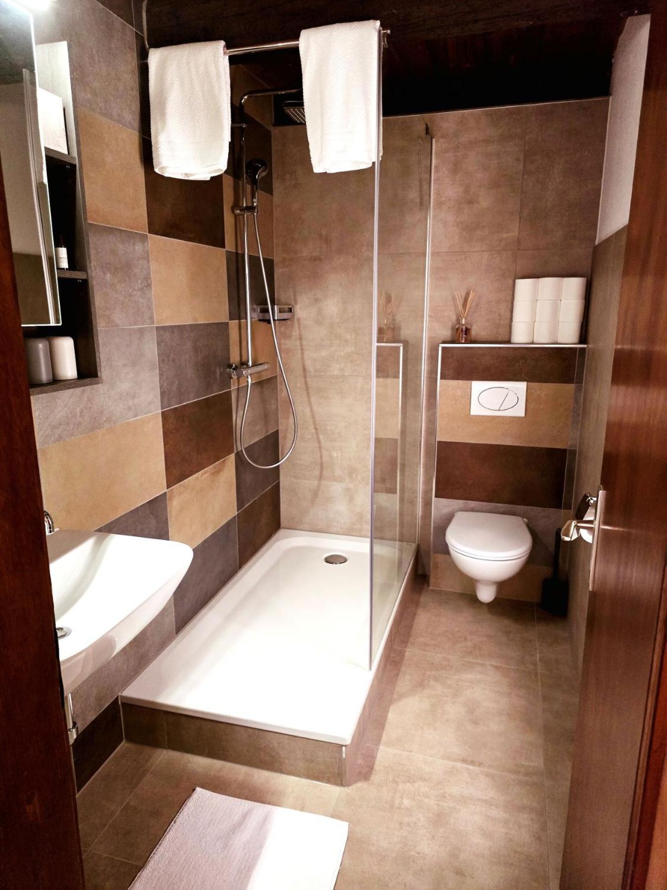 Chalet Happy Cow - Top Lage nähe Bodensee, Rheinfall, Schaffhausen & Zürich - Ländliche Idylle mit Privat-Parkplatz und viel Komfort - 120m2 - 3 Stockwerke