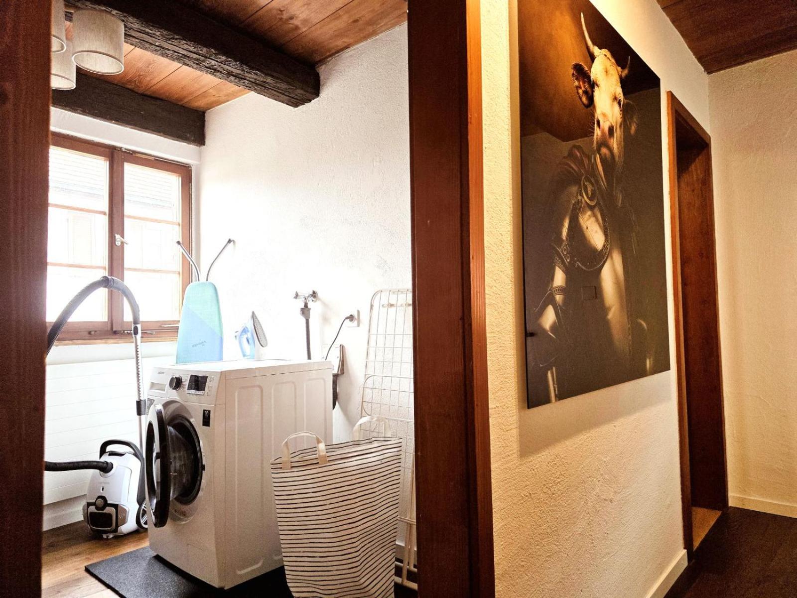 Chalet Happy Cow - Top Lage nähe Bodensee, Rheinfall, Schaffhausen & Zürich - Ländliche Idylle mit Privat-Parkplatz und viel Komfort - 120m2 - 3 Stockwerke