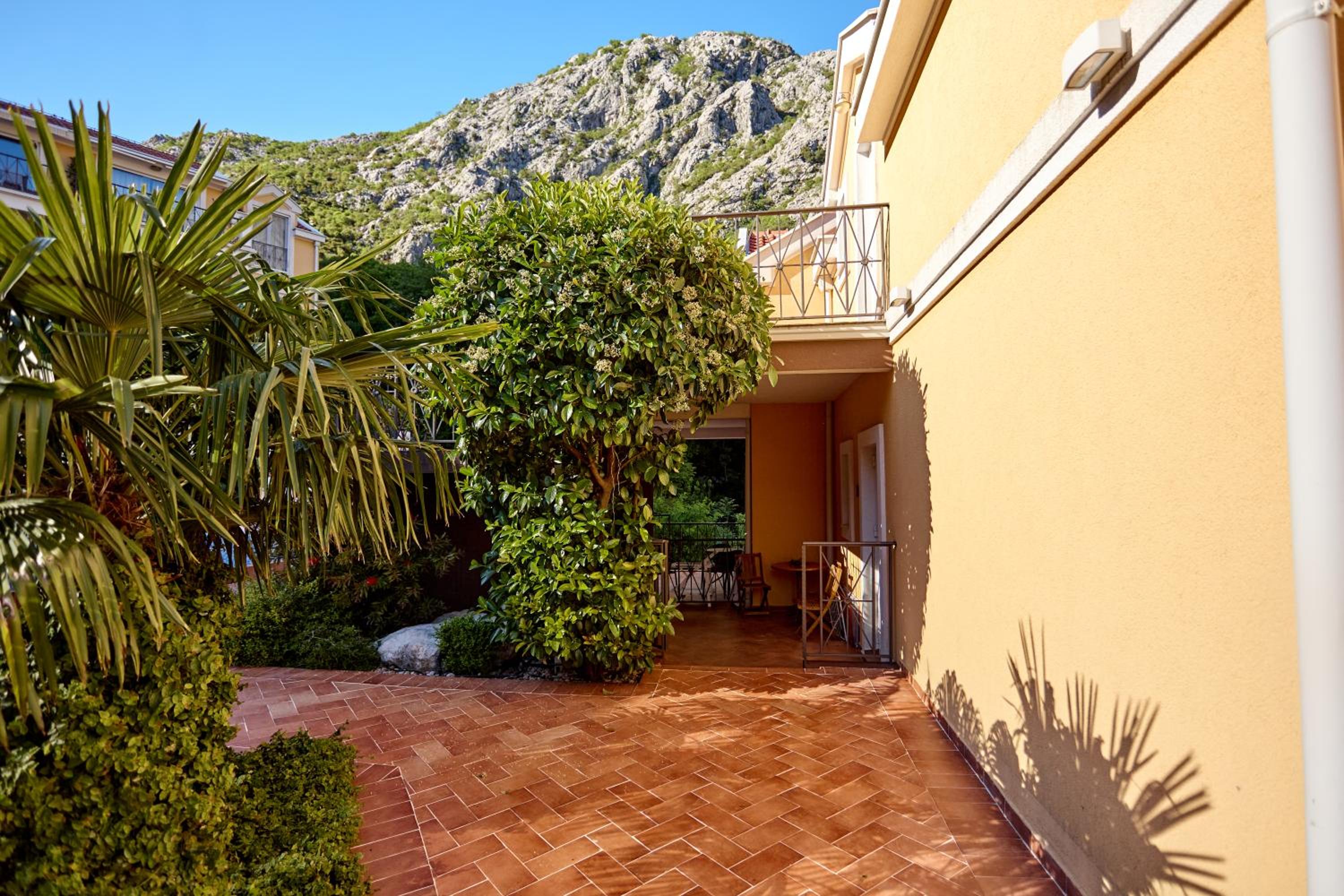 GН Apartmani with Mountains view