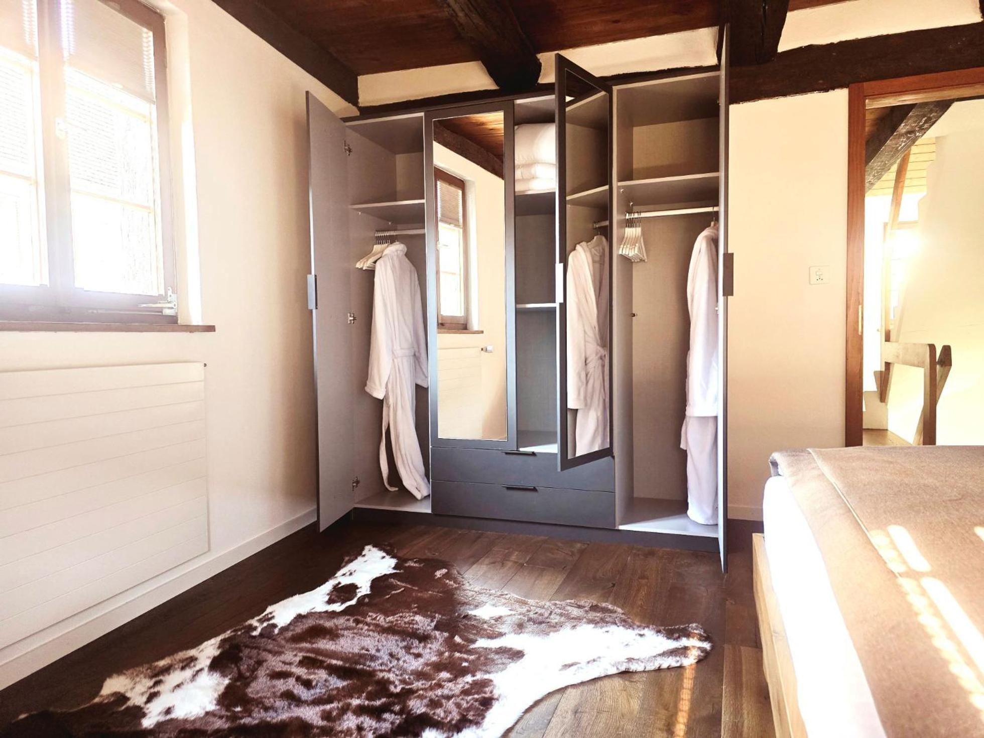 Chalet Happy Cow - Top Lage nähe Bodensee, Rheinfall, Schaffhausen & Zürich - Ländliche Idylle mit Privat-Parkplatz und viel Komfort - 120m2 - 3 Stockwerke