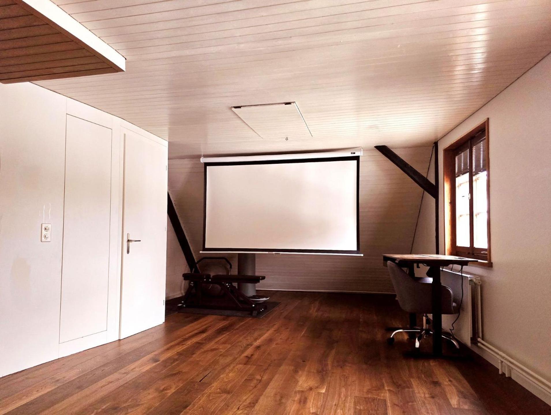 Chalet Happy Cow - Top Lage nähe Bodensee, Rheinfall, Schaffhausen & Zürich - Ländliche Idylle mit Privat-Parkplatz und viel Komfort - 120m2 - 3 Stockwerke