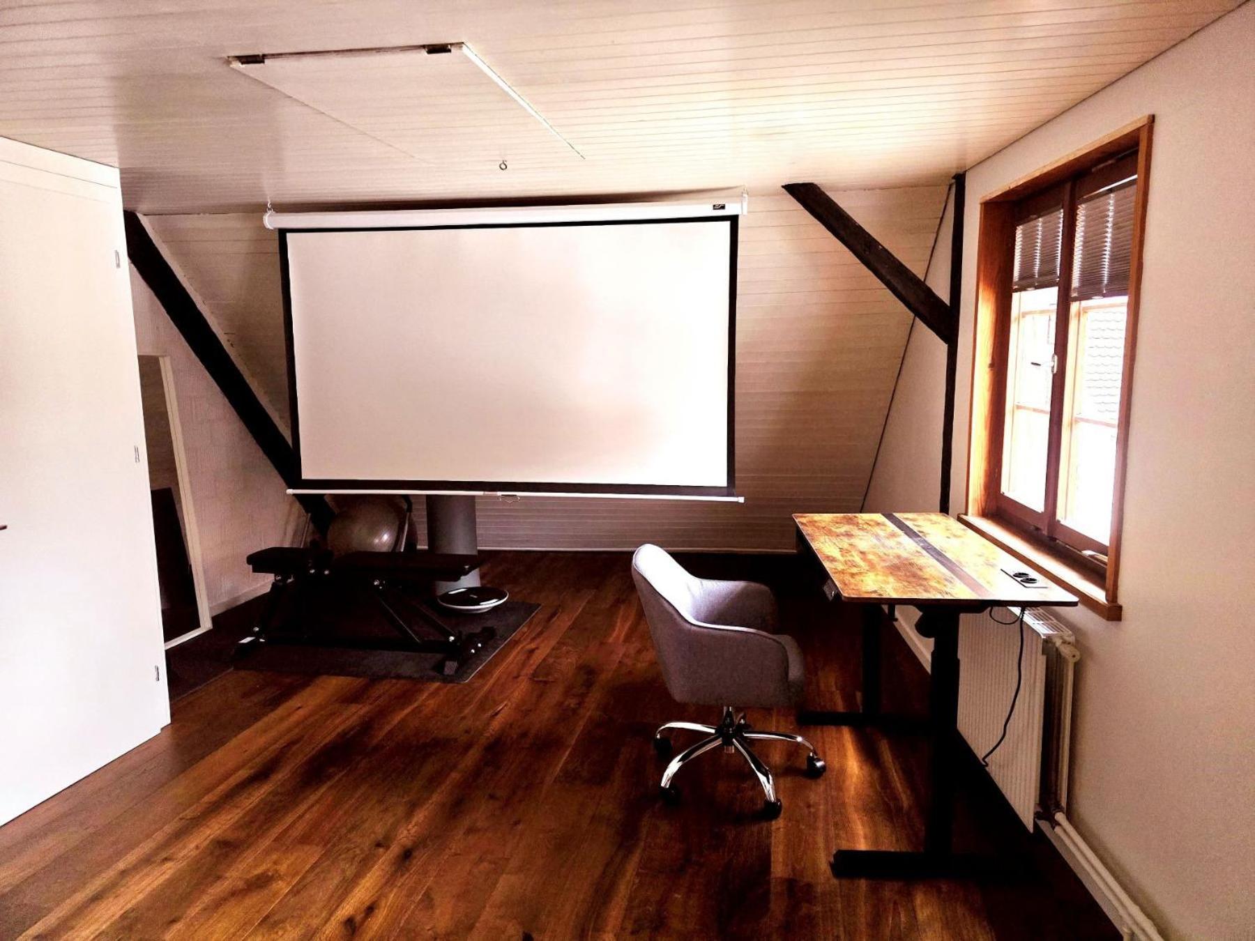 Chalet Happy Cow - Top Lage nähe Bodensee, Rheinfall, Schaffhausen & Zürich - Ländliche Idylle mit Privat-Parkplatz und viel Komfort - 120m2 - 3 Stockwerke