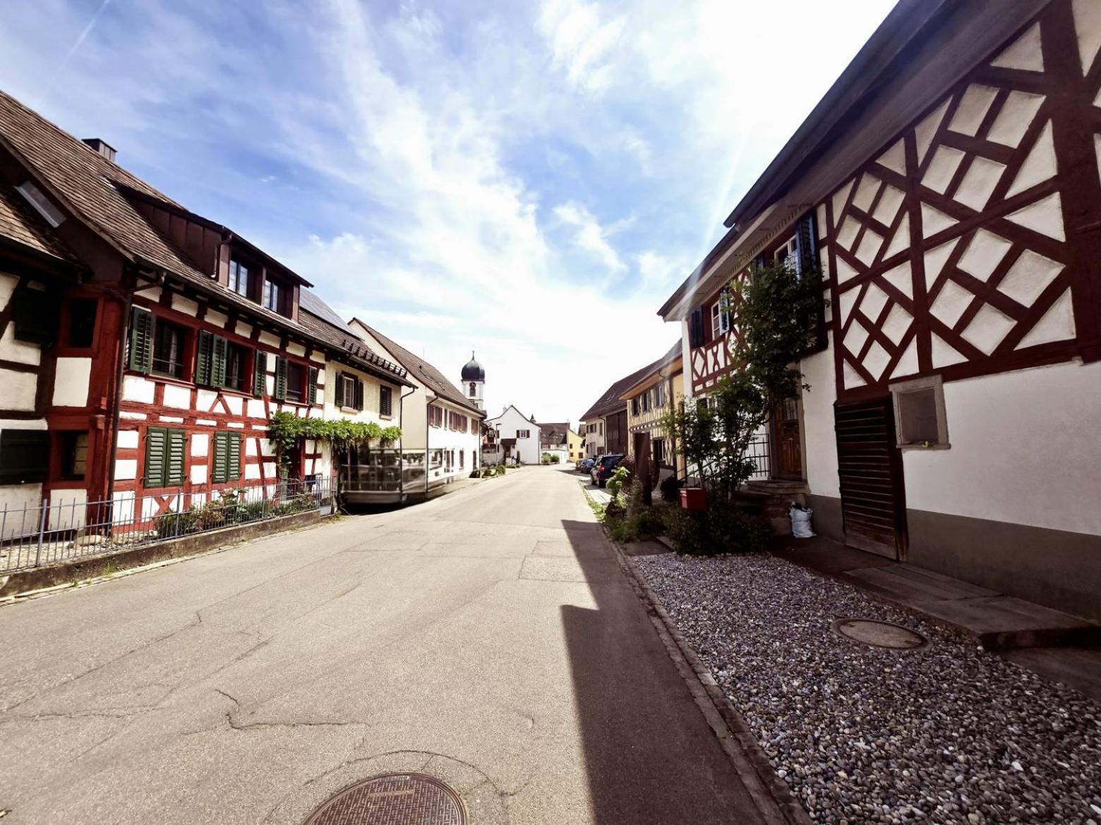 Chalet Happy Cow - Top Lage nähe Bodensee, Rheinfall, Schaffhausen & Zürich - Ländliche Idylle mit Privat-Parkplatz und viel Komfort - 120m2 - 3 Stockwerke