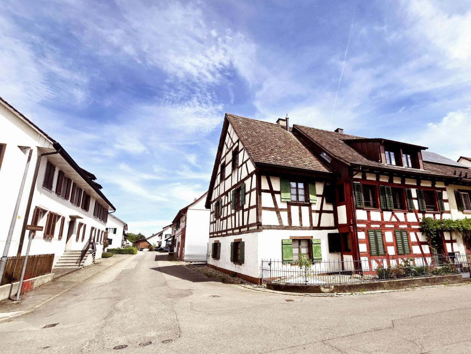 Chalet Happy Cow - Top Lage nähe Bodensee, Rheinfall, Schaffhausen & Zürich - Ländliche Idylle mit Privat-Parkplatz und viel Komfort - 120m2 - 3 Stockwerke