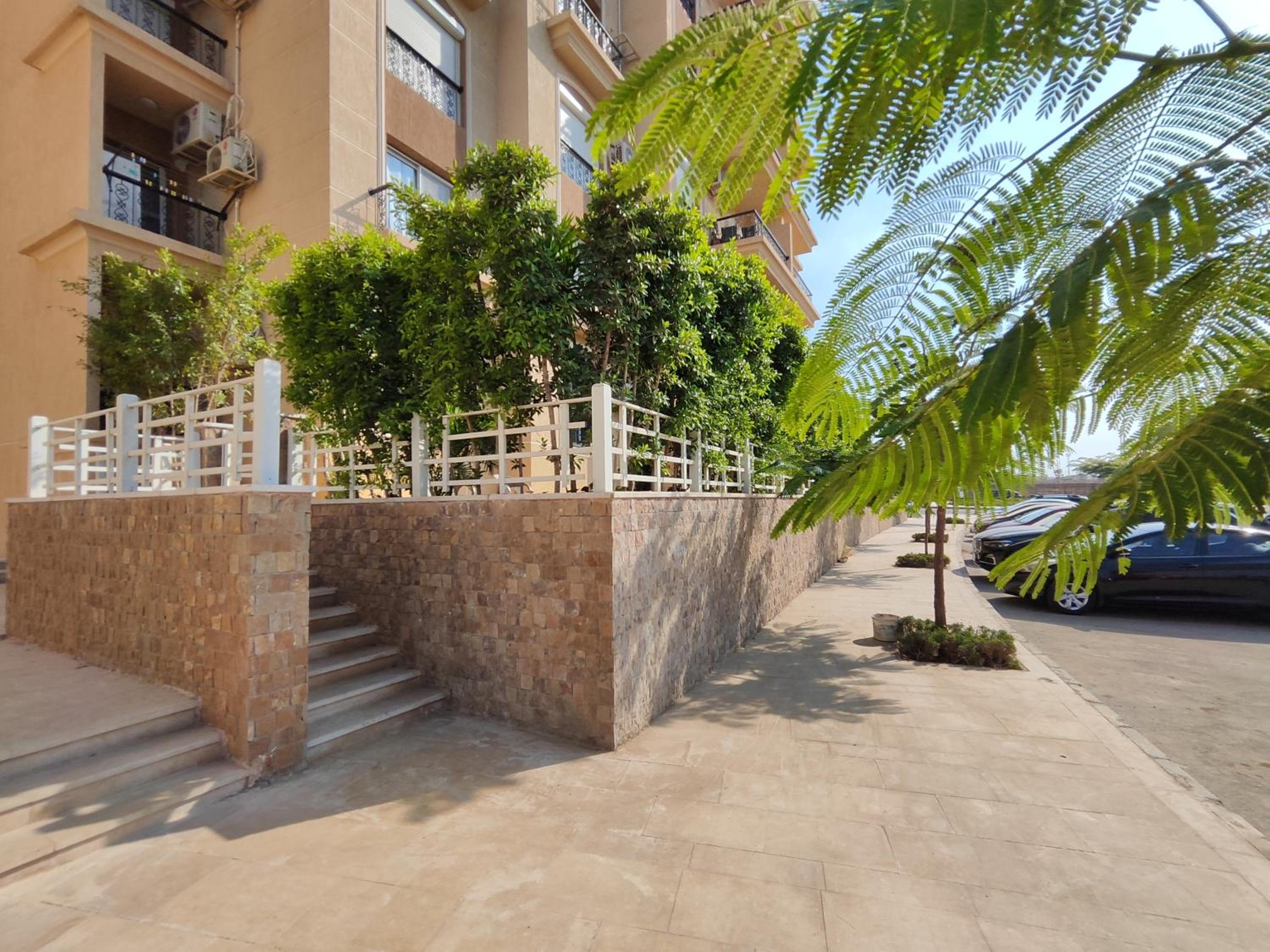 Luxurious 2 bedroom modern garden apartment Available ensuite private bedroom or whole flat privately