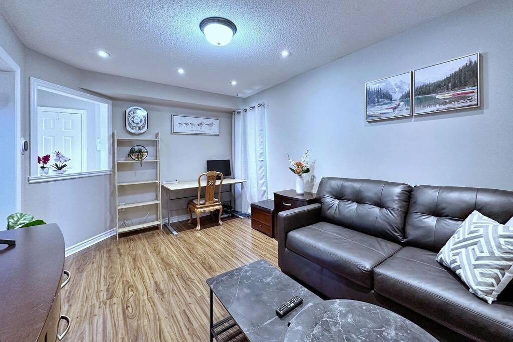 Barrie Vacations - Cozy house at south end Barrie - Property Image 2