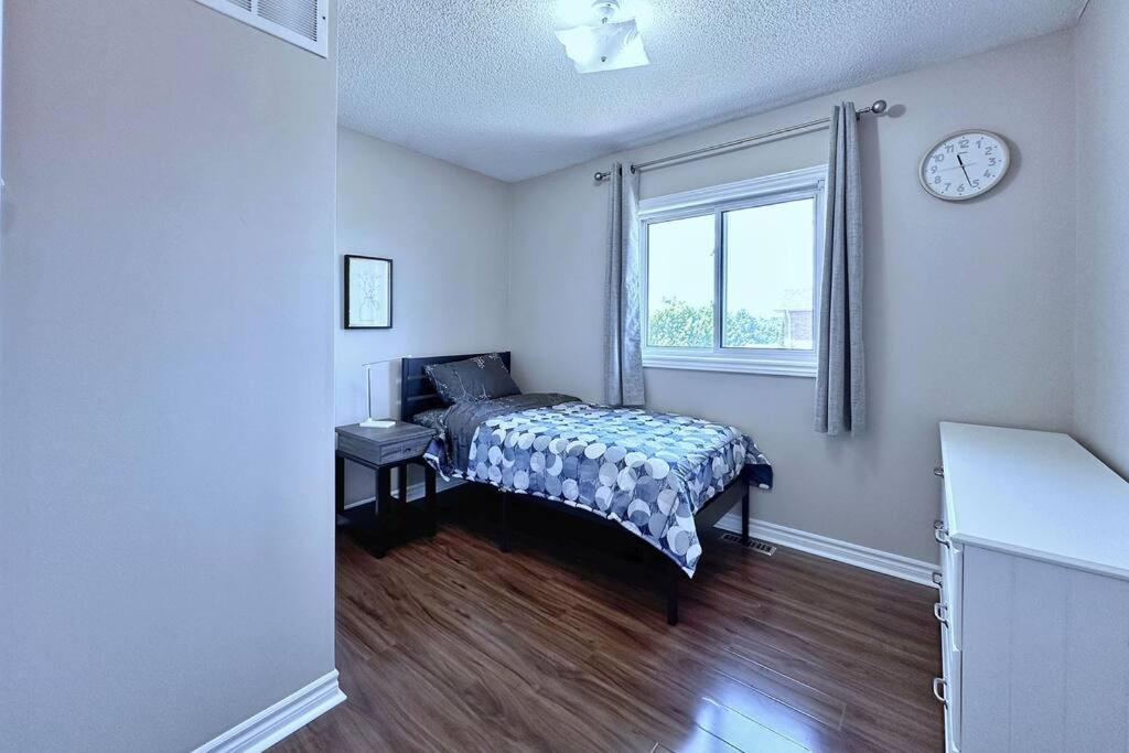 Barrie Vacations - Cozy house at south end Barrie - Property Image 12