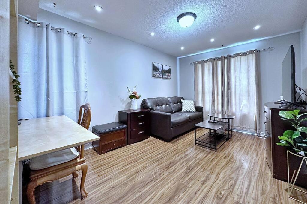 Barrie Vacations - Cozy house at south end Barrie - Property Image 6