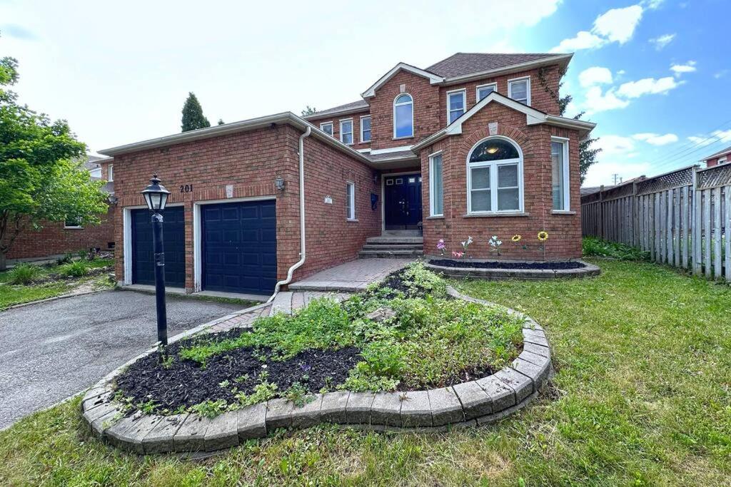 Barrie Vacations - Neighborhood friendly House in Barrie! - Property Image 1
