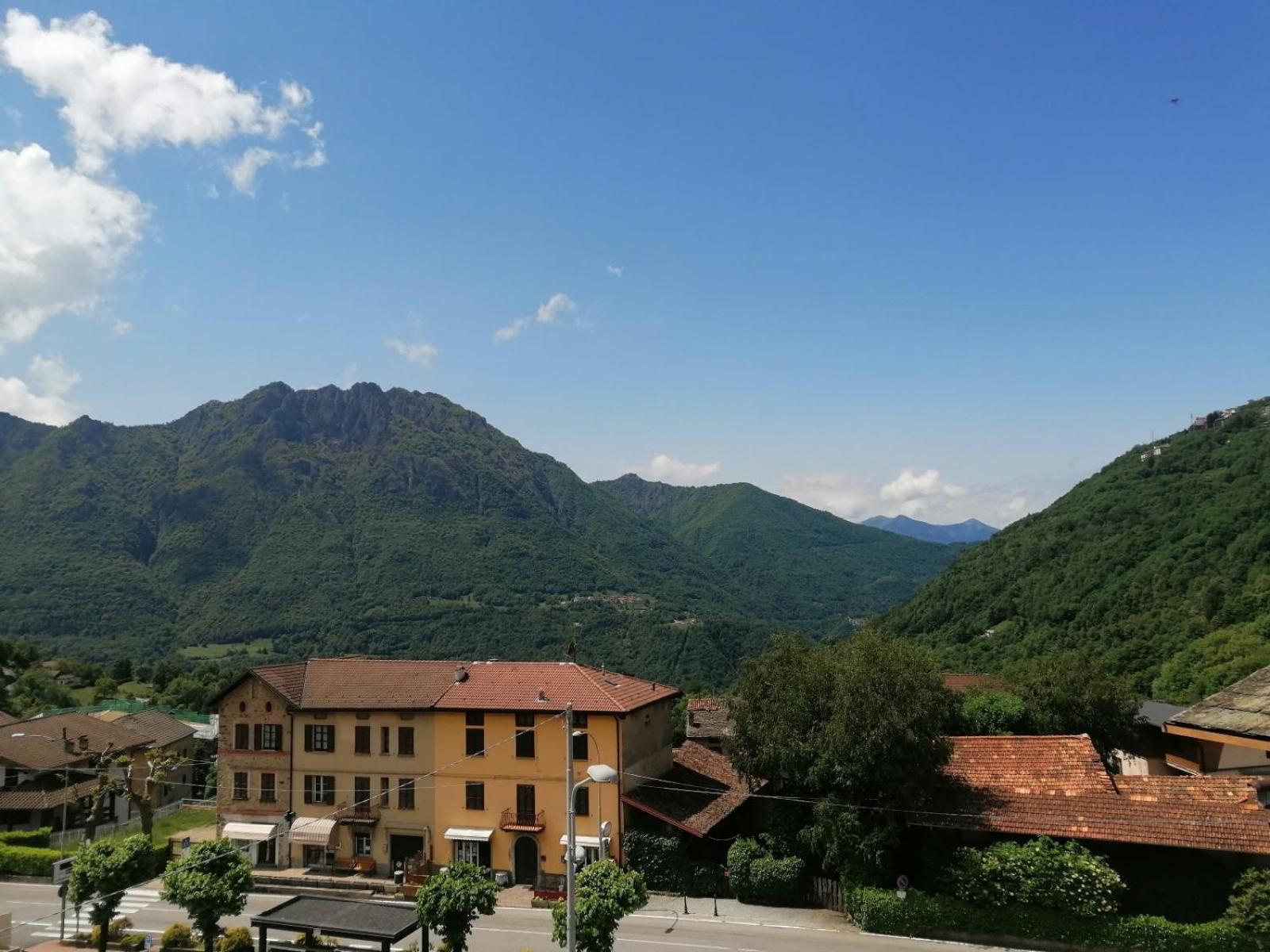 Appartamento elegante tra montagna e lago view 2