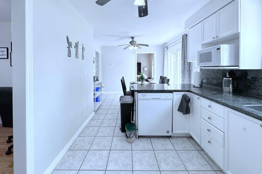 Barrie Vacations - Neighborhood friendly House in Barrie! - Property Image 2