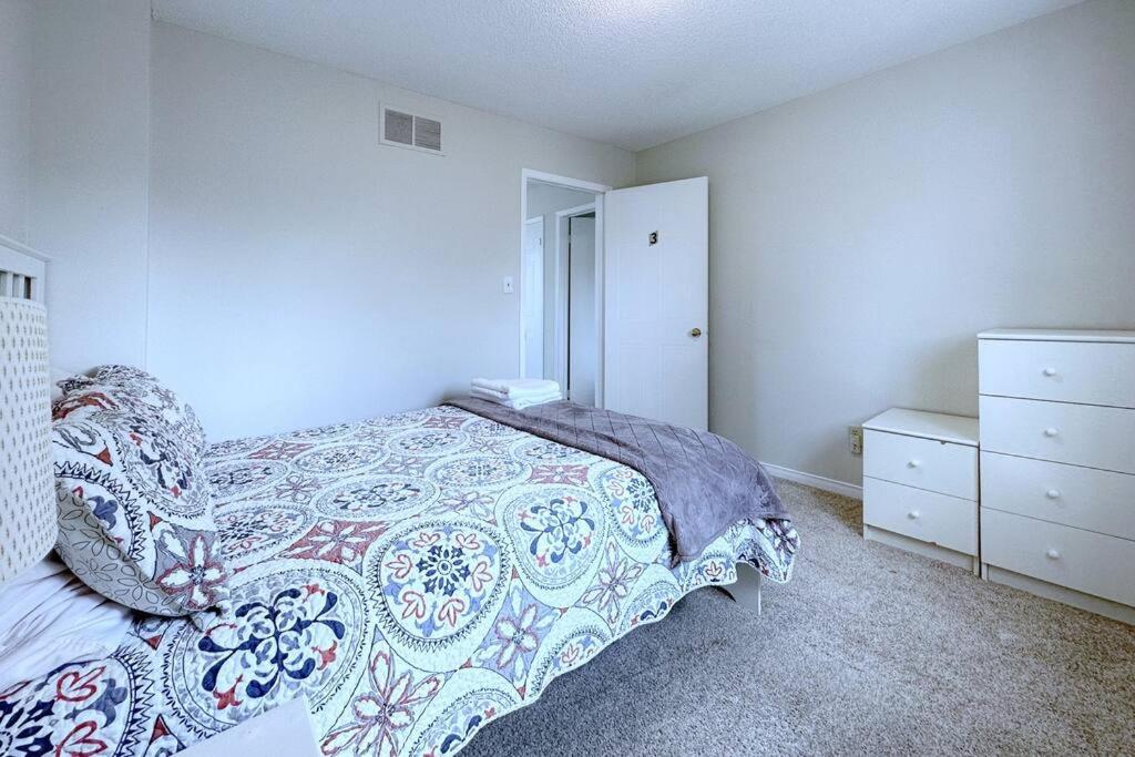 Neighborhood friendly House in Barrie!