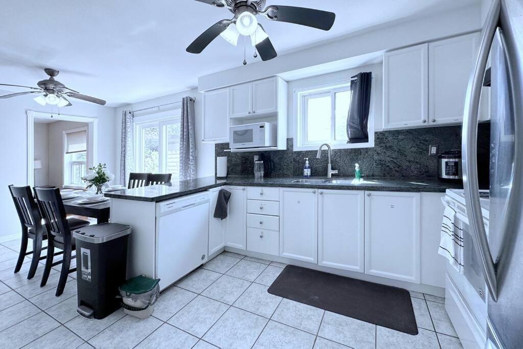Neighborhood friendly House in Barrie!