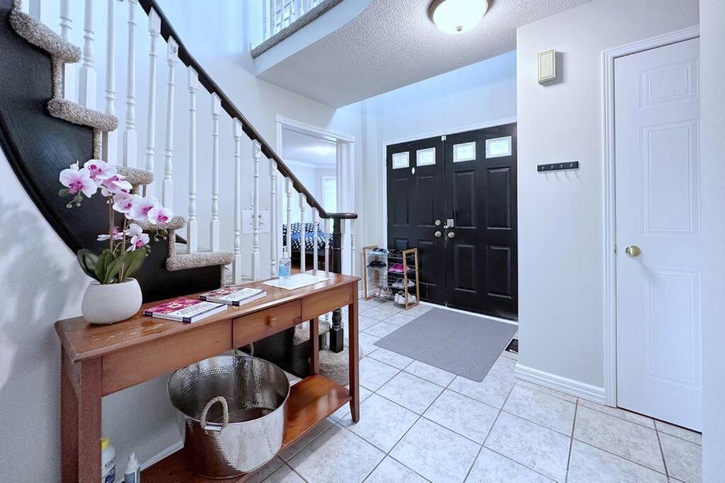 Neighborhood friendly House in Barrie!