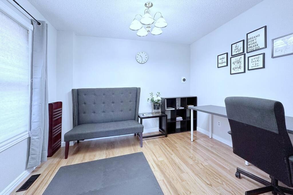 Neighborhood friendly House in Barrie!