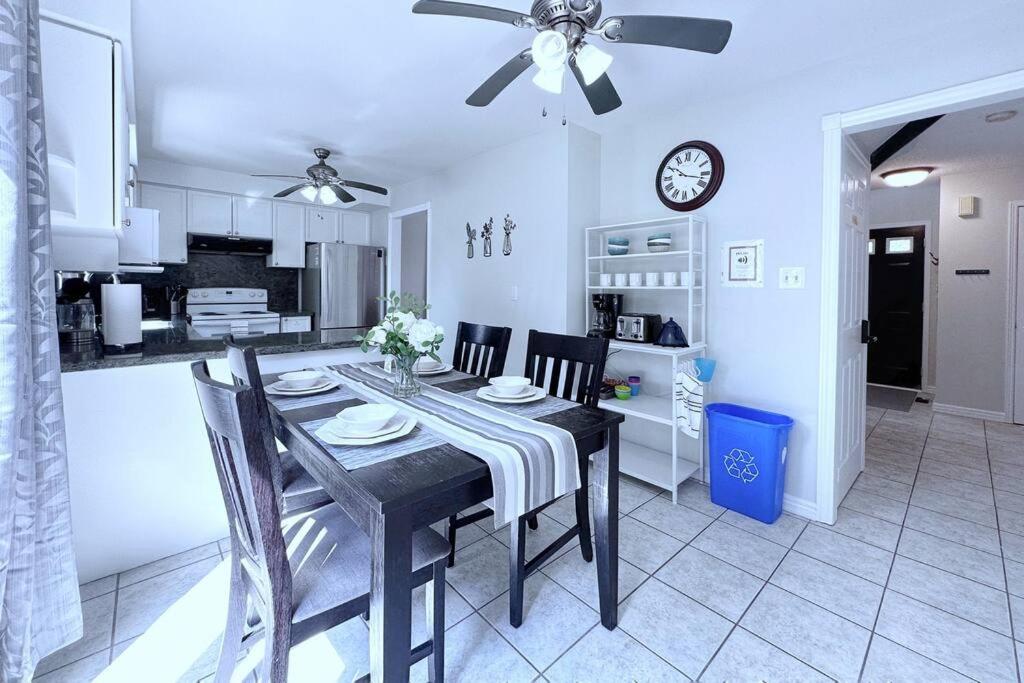 Neighborhood friendly House in Barrie!
