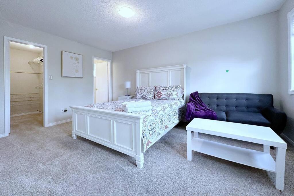 Neighborhood friendly House in Barrie!