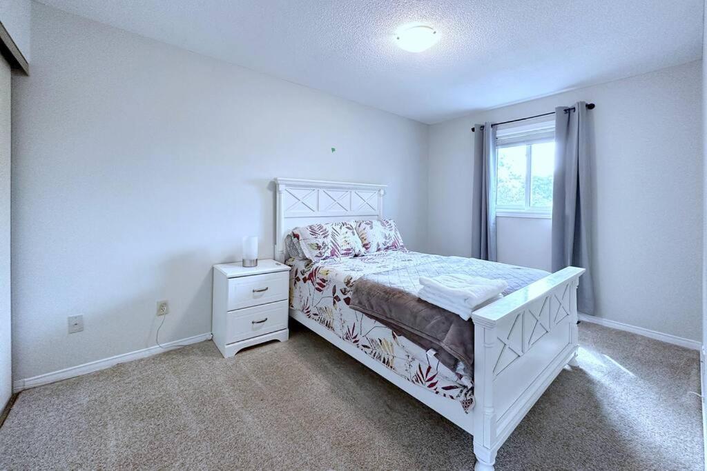 Neighborhood friendly House in Barrie!