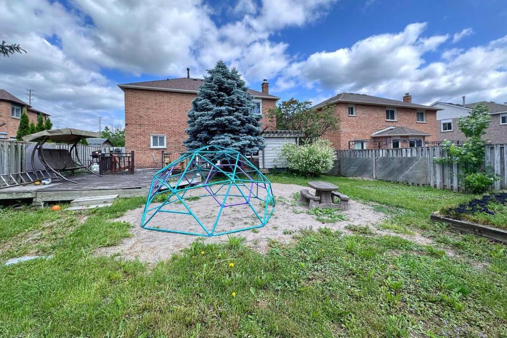 Neighborhood friendly House in Barrie!