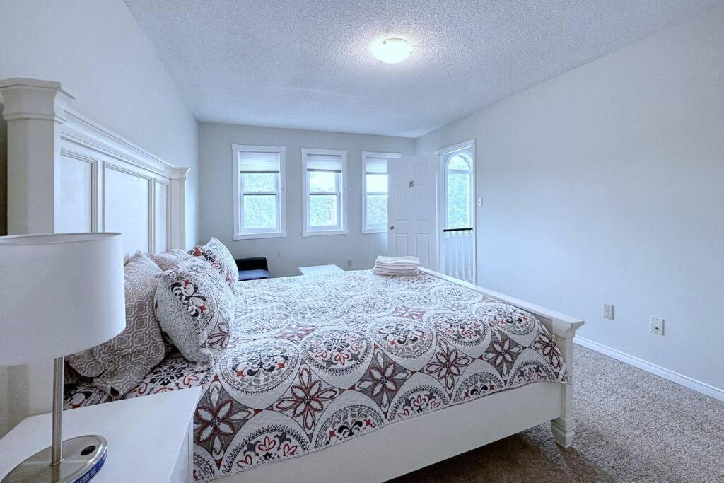 Neighborhood friendly House in Barrie!