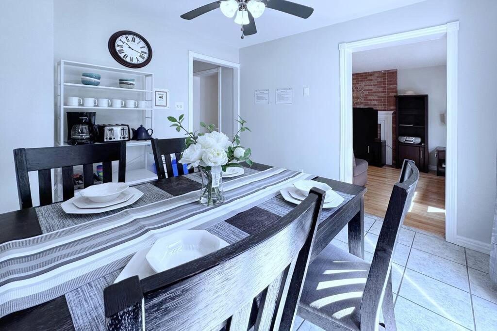 Neighborhood friendly House in Barrie!