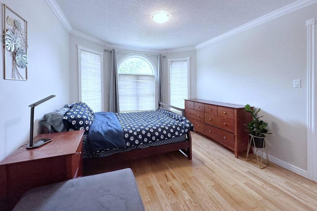 Barrie Vacations - Neighborhood friendly House in Barrie! - Property Image 1
