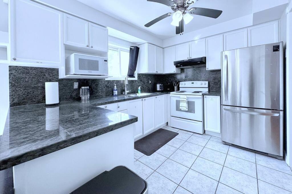 Neighborhood friendly House in Barrie!