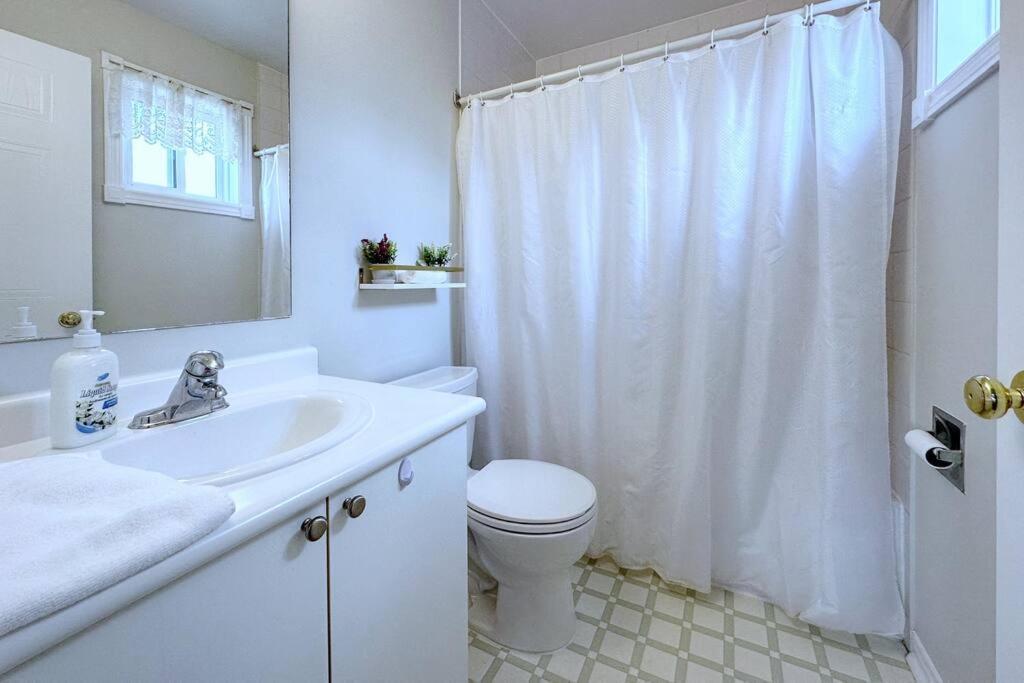Barrie Vacations - Neighborhood friendly House in Barrie! - Property Image 9