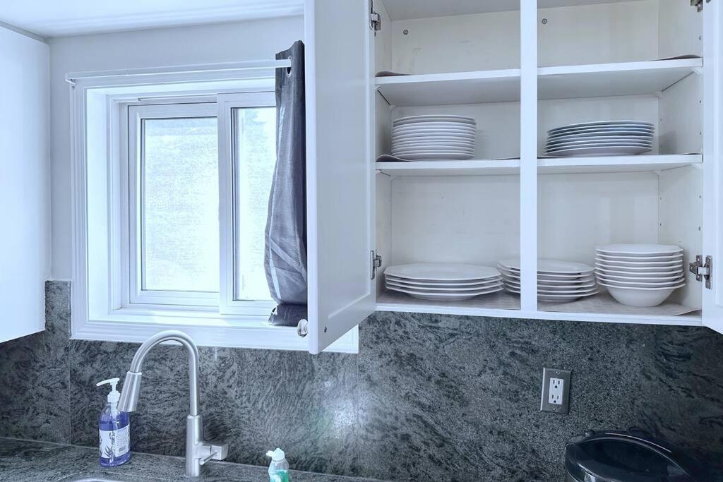 Barrie Vacations - Neighborhood friendly House in Barrie! - Property Image 4