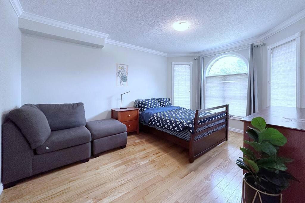 Barrie Vacations - Neighborhood friendly House in Barrie! - Property Image 3