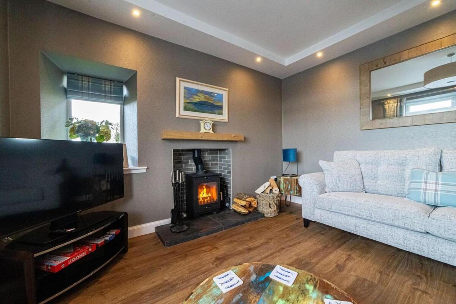 3 Bed Cottage - Sleeps 6 - Garden - Parking - Wifi