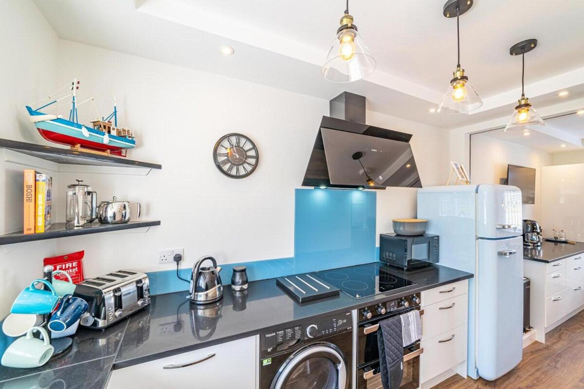 3 Bed Cottage - Sleeps 6 - Garden - Parking - Wifi