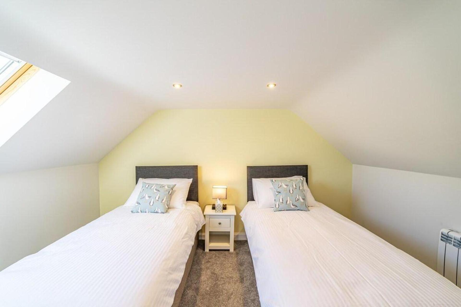 3 Bed Cottage - Sleeps 6 - Garden - Parking - Wifi