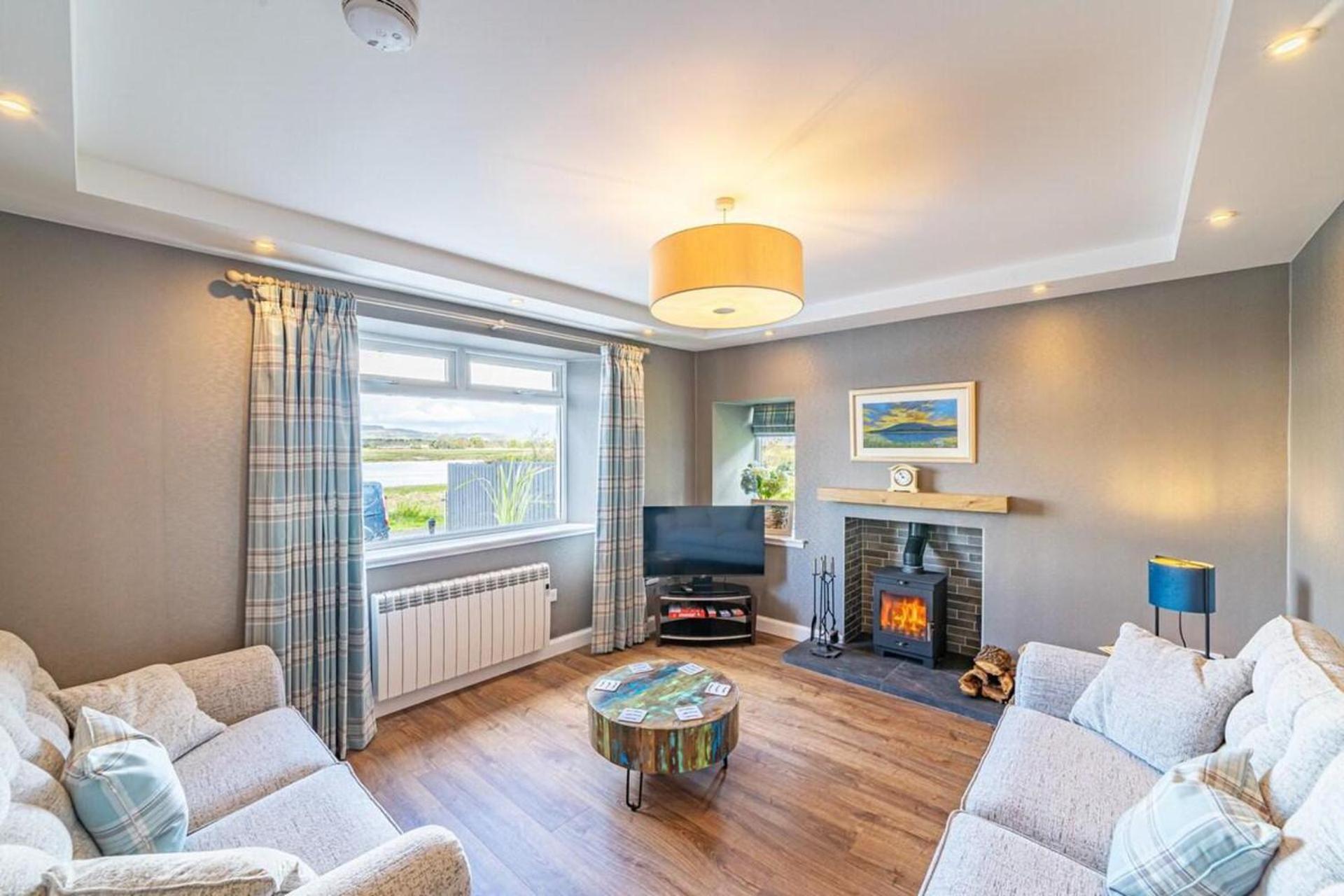 3 Bed Cottage - Sleeps 6 - Garden - Parking - Wifi