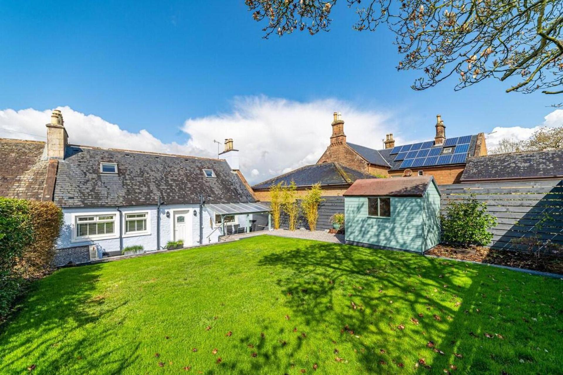 3 Bed Cottage - Sleeps 6 - Garden - Parking - Wifi