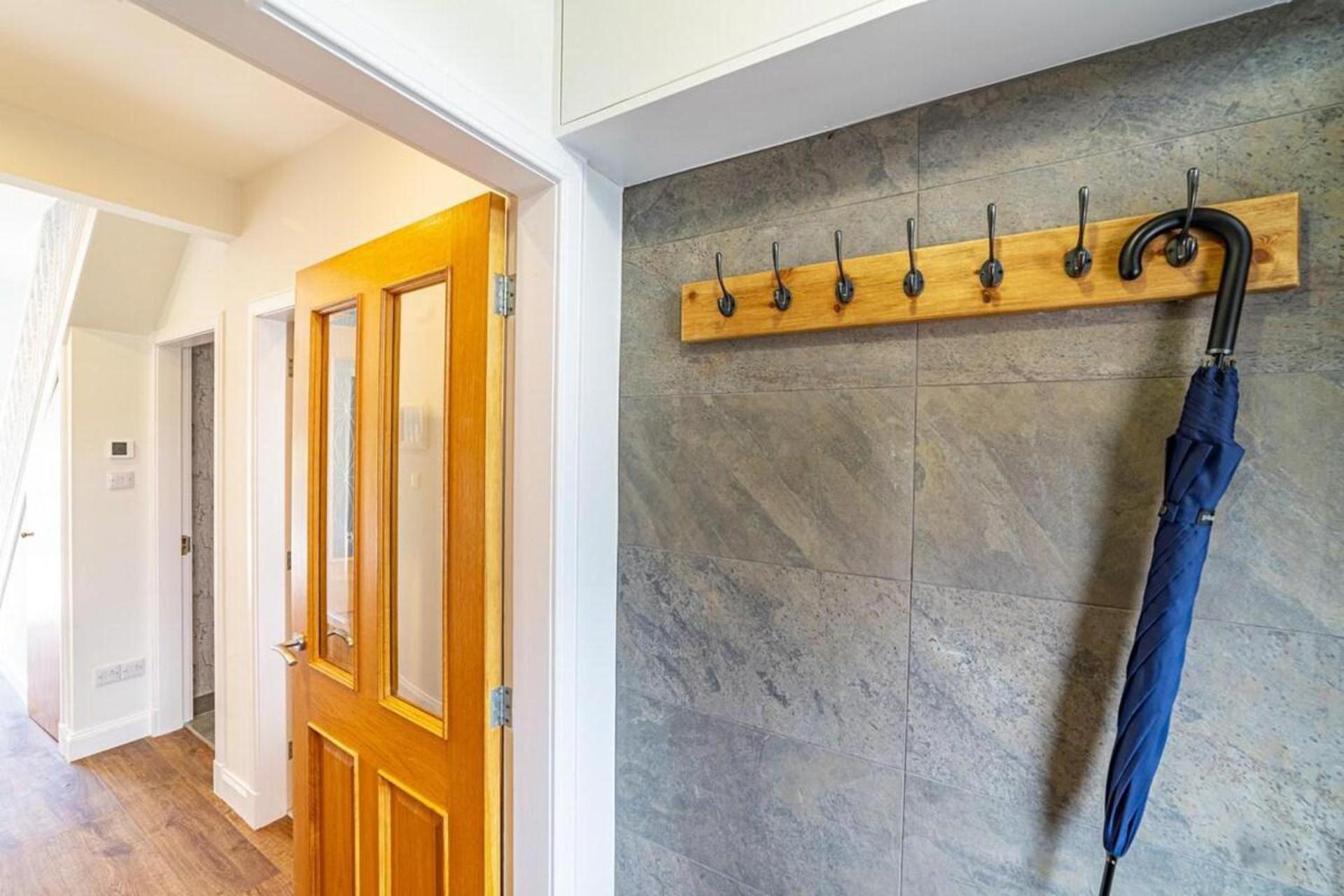 3 Bed Cottage - Sleeps 6 - Garden - Parking - Wifi