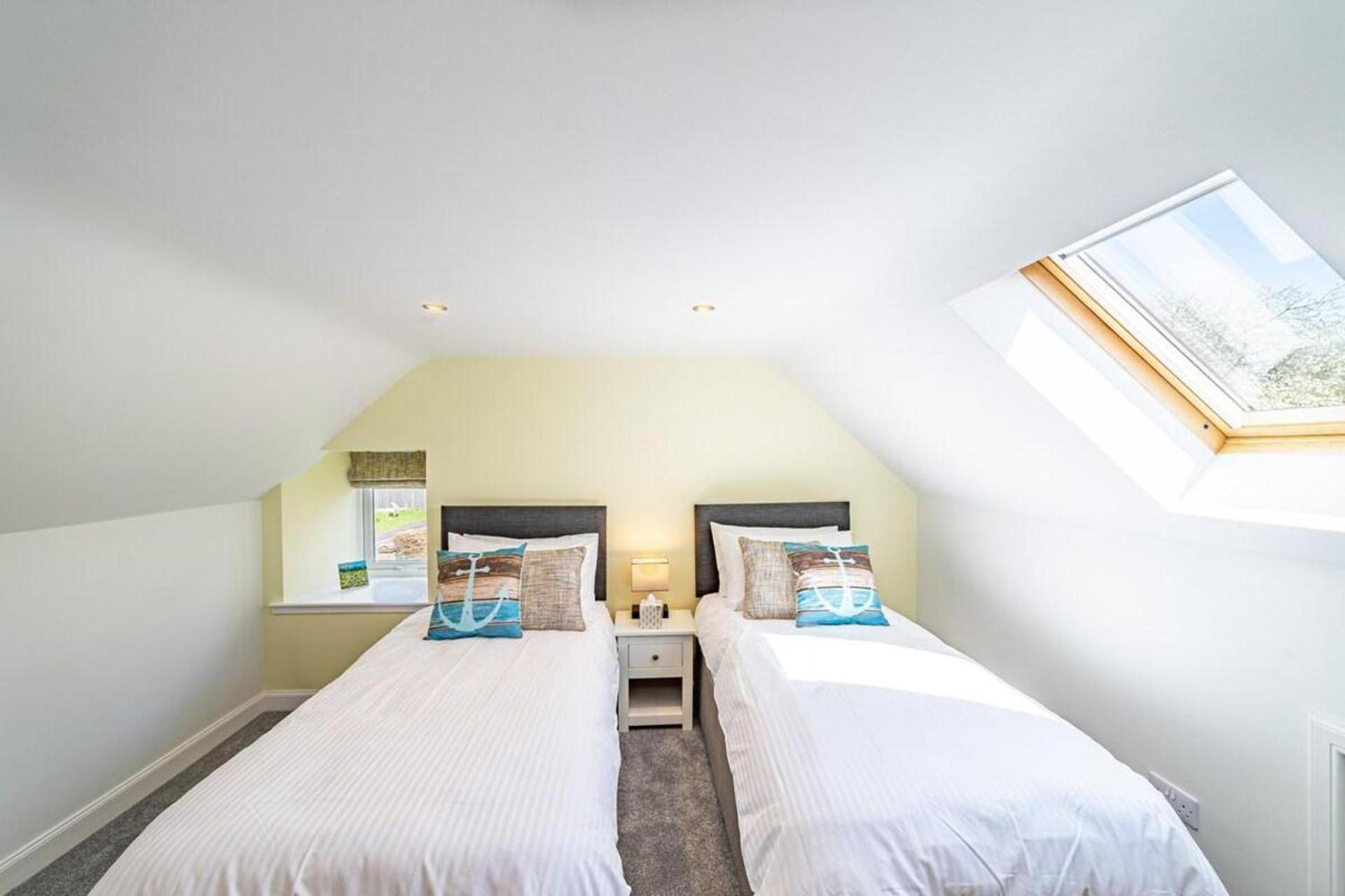 3 Bed Cottage - Sleeps 6 - Garden - Parking - Wifi