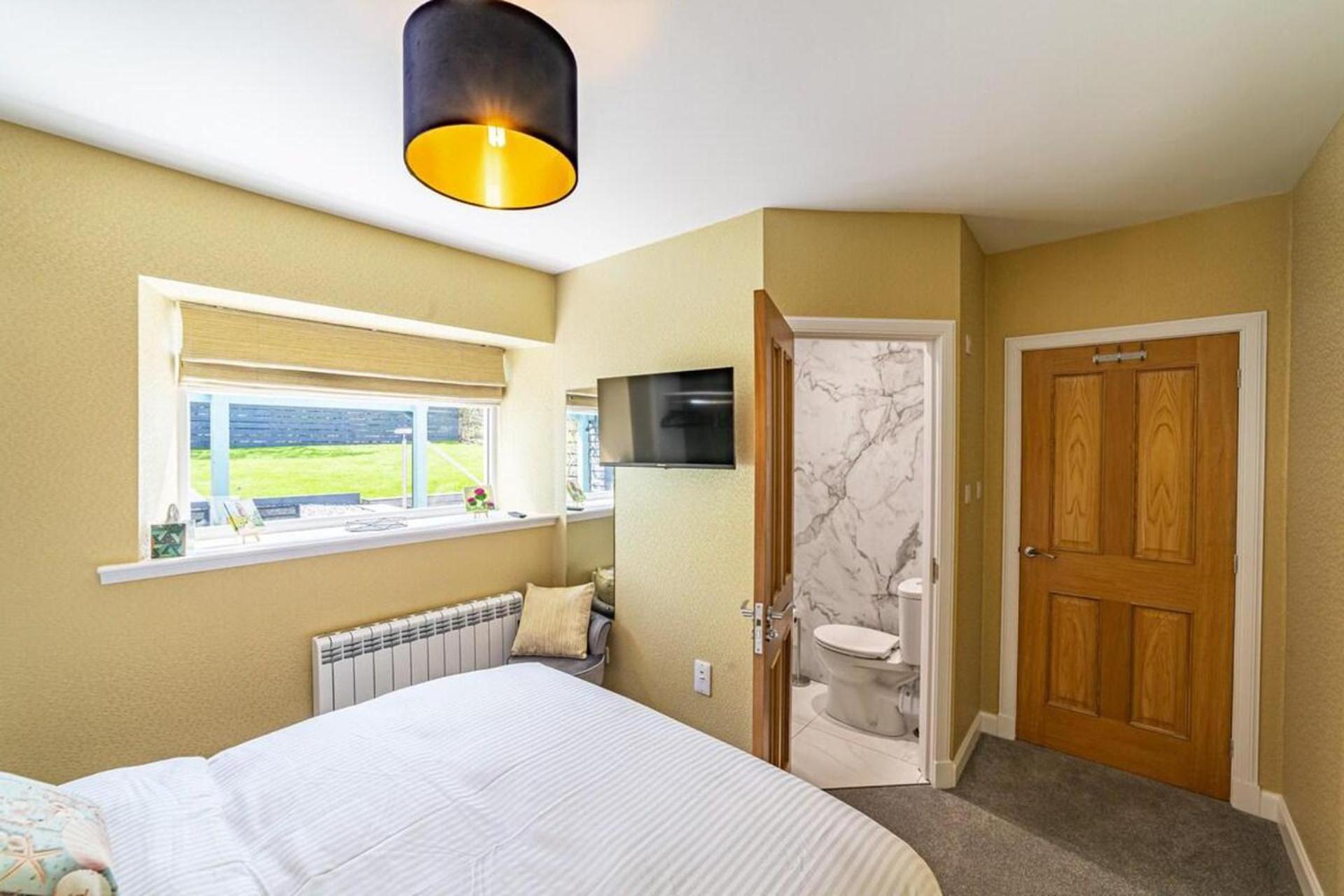3 Bed Cottage - Sleeps 6 - Garden - Parking - Wifi