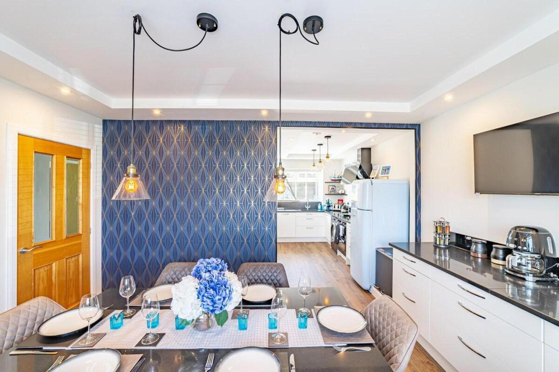 3 Bed Cottage - Sleeps 6 - Garden - Parking - Wifi