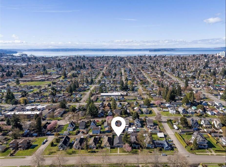 Park and Mountain View, near Downtown Everett, Boeing view 3