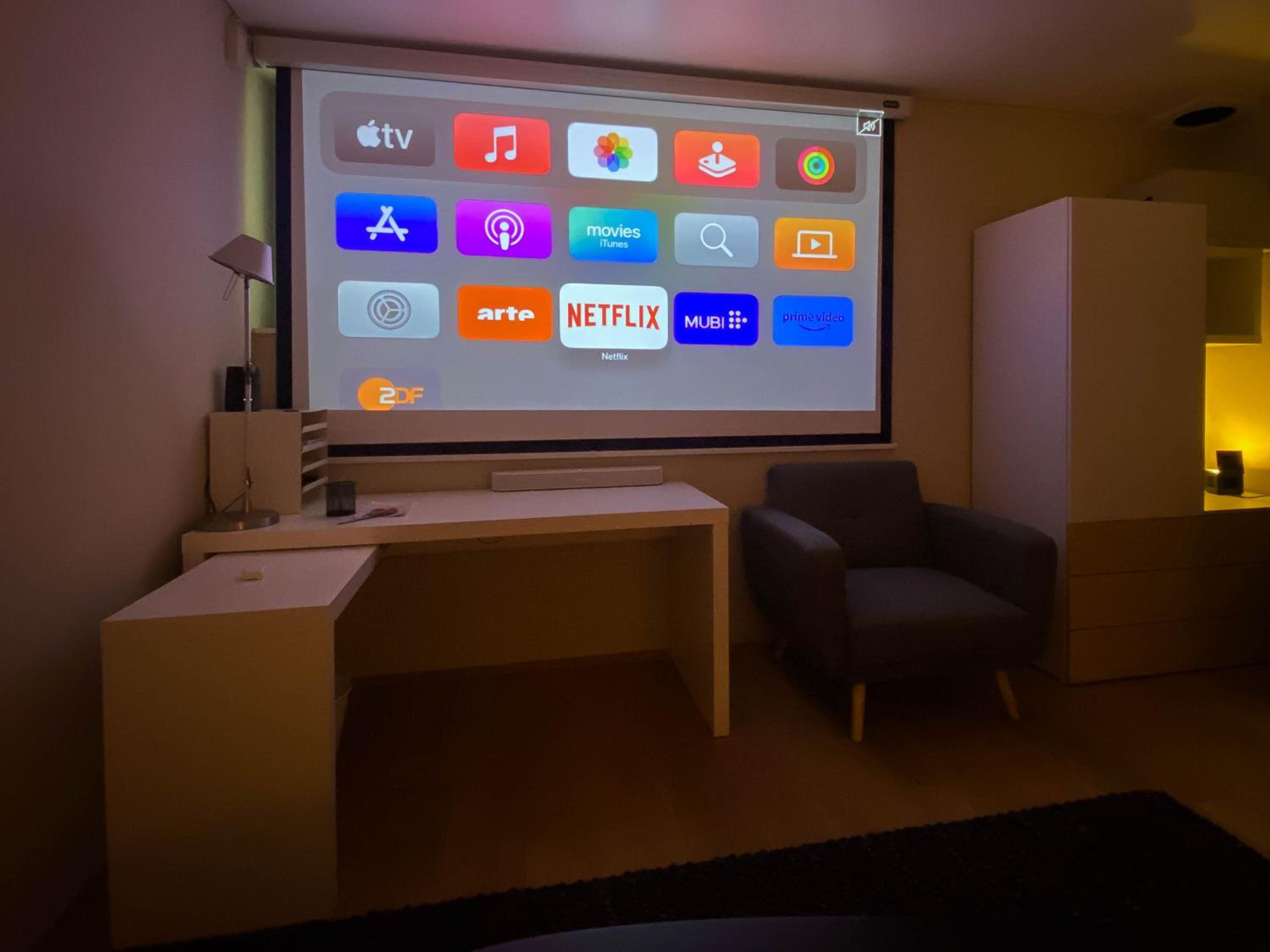 Contemporary Penthouse with Cinema room and breath-taking Lakeview