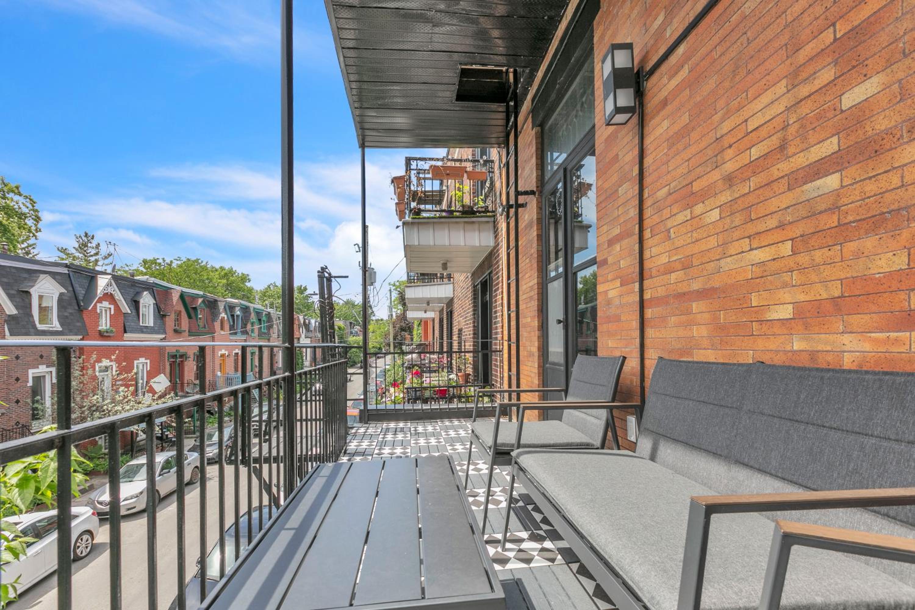 Upscale 3-Bedroom Entire Unit in the Trendy Plateau Mont-Royal featuring A Magazine-Worthy Kitchen & Opulent Living Spaces - Apt 1