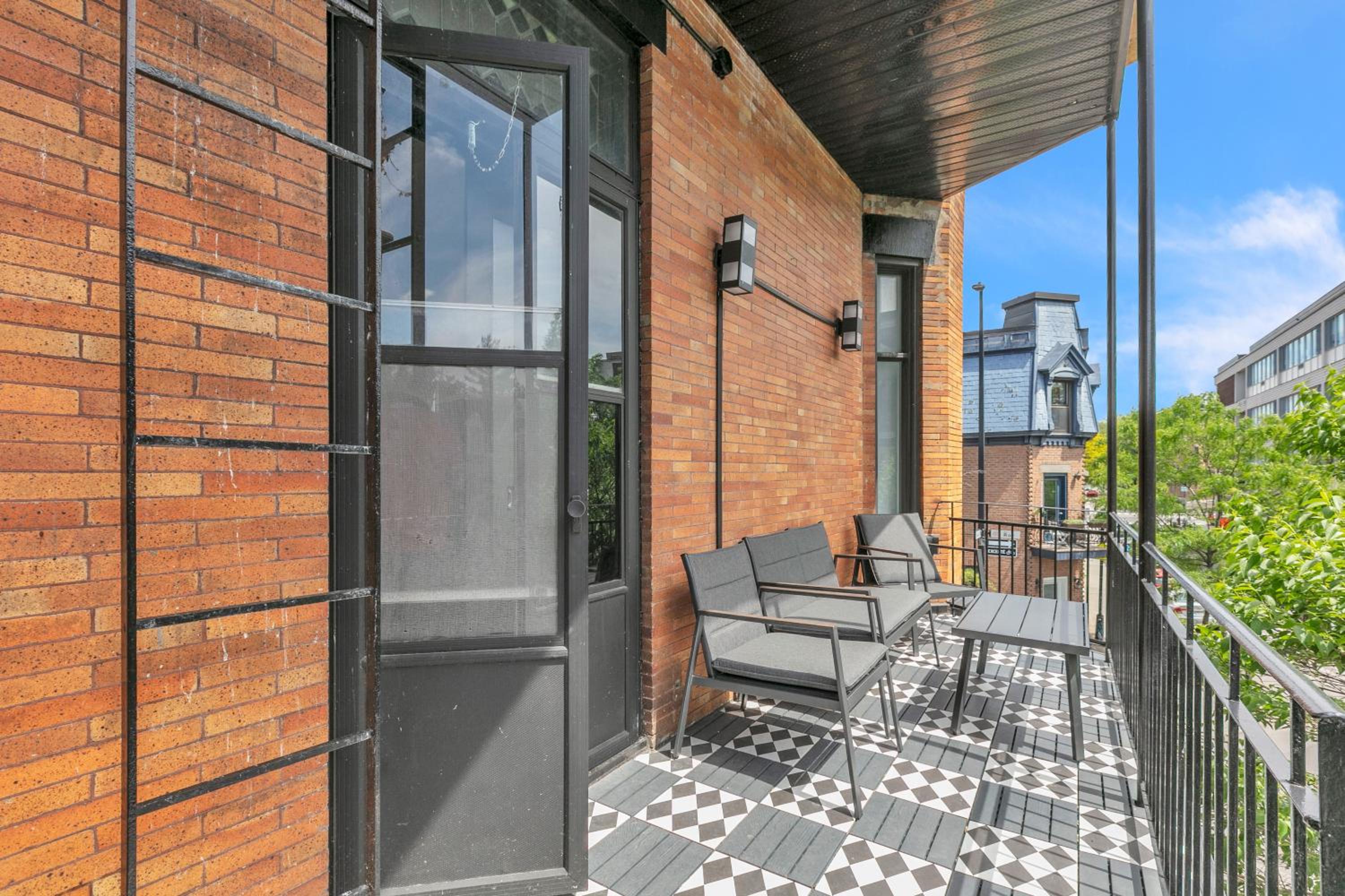 Upscale 3-Bedroom Entire Unit in the Trendy Plateau Mont-Royal featuring A Magazine-Worthy Kitchen & Opulent Living Spaces - Apt 1