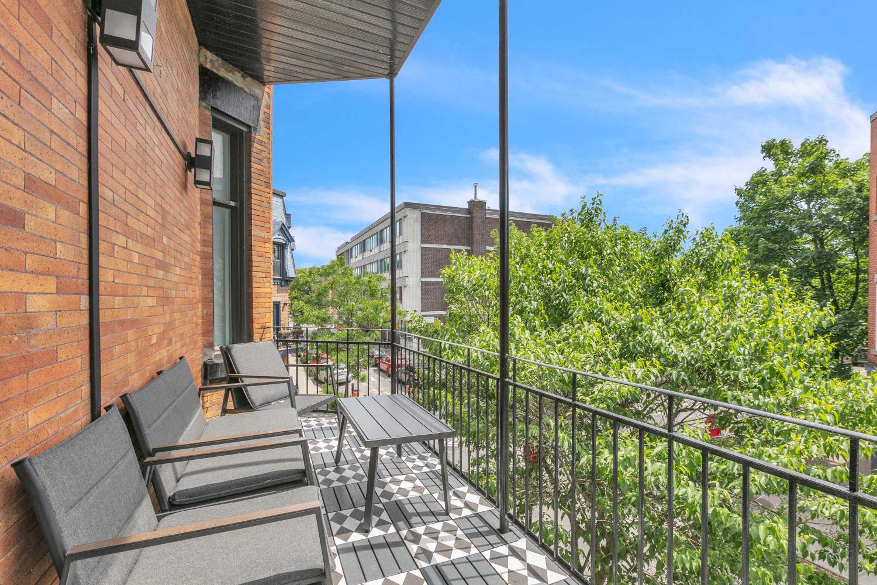 Upscale 3-Bedroom Entire Unit in the Trendy Plateau Mont-Royal featuring A Magazine-Worthy Kitchen & Opulent Living Spaces - Apt 1