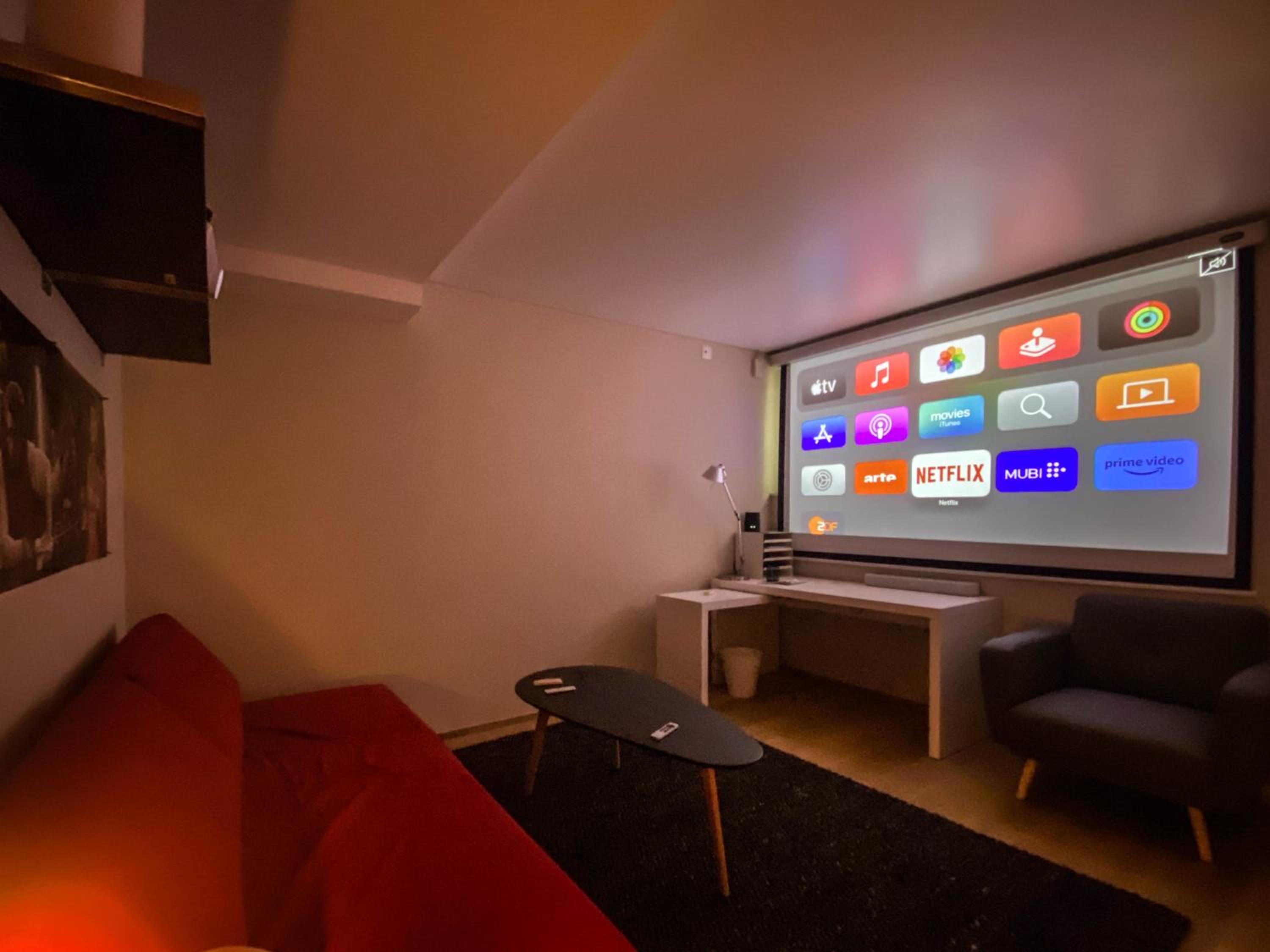 Contemporary Penthouse with Cinema room and breath-taking Lakeview