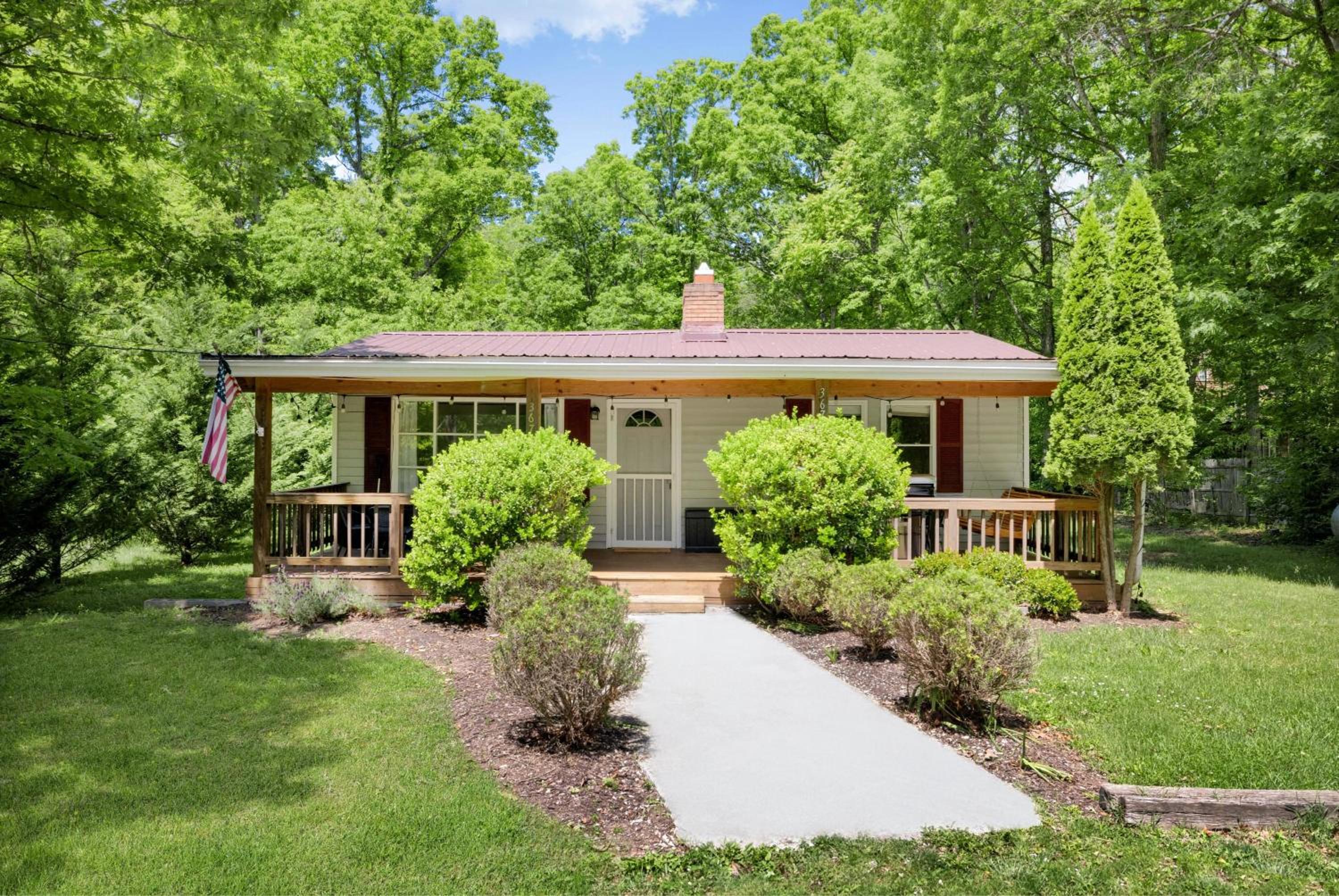 Cabin w hot tub & fire pit near Shenandoah River view 5