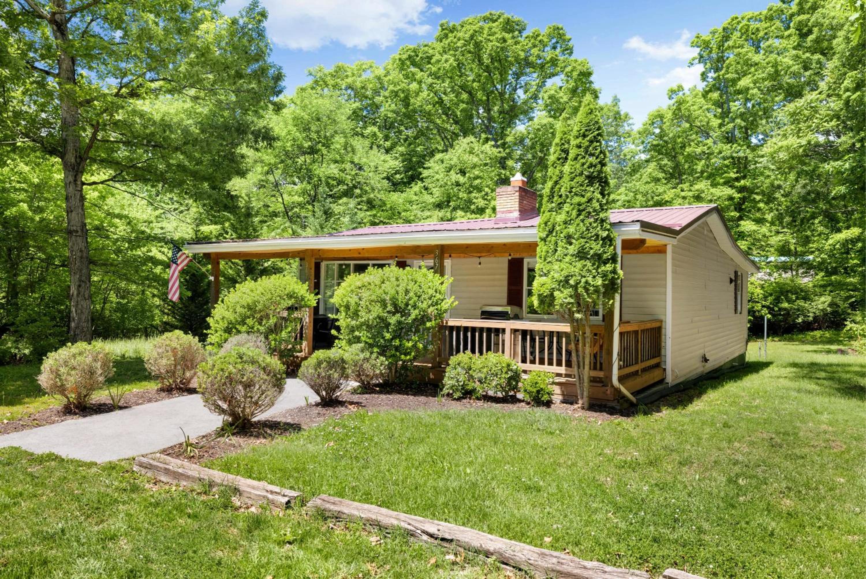 Cabin w hot tub & fire pit near Shenandoah River view 4